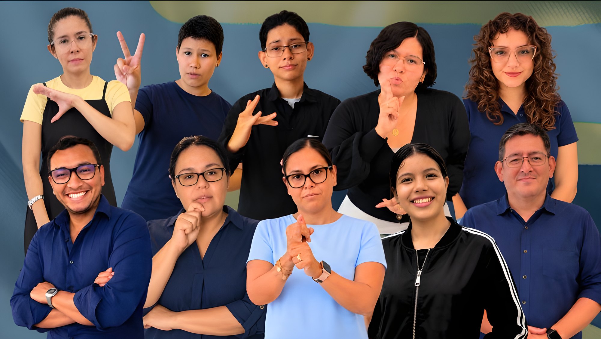Equipo de COMUNICA LSM haciendo señas