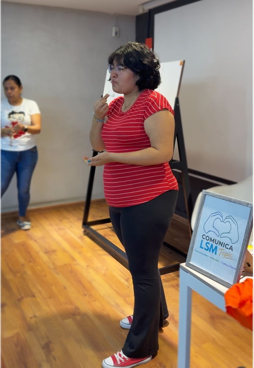 La maestra Maripaz explicando en Lengua de Señas Mexicana
