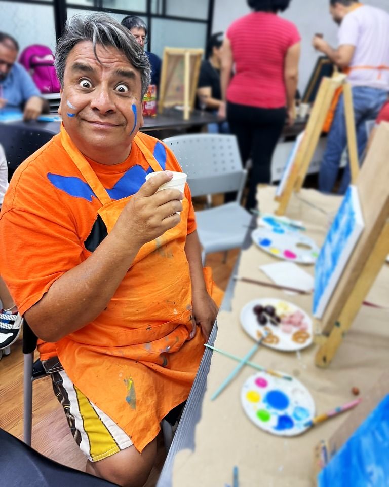 Participante con pintura en la cara haciendo un gesto divertido